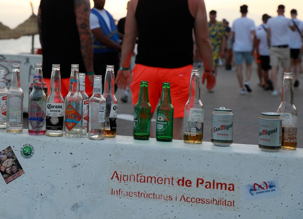 Menschen sind auf der Promenade am Strand von Arenal unterwegs (Archivbild). Gastronomen wollen mithilfe eines Privatdetektivs Beweise gegen Sauftouristen sammeln.