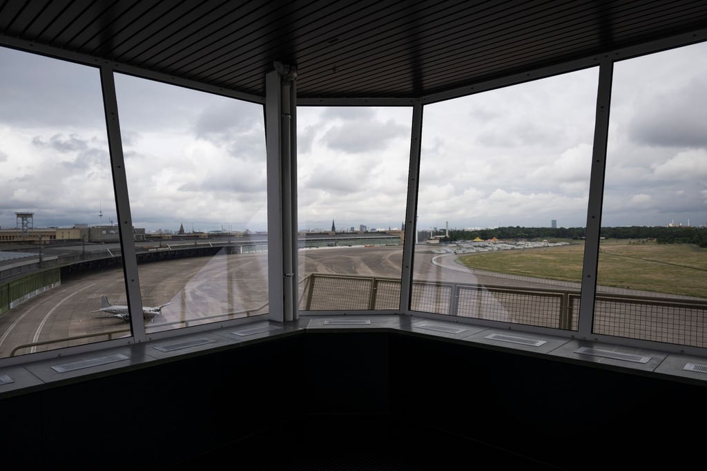 Vom ehemaligen Fluglostenturm aus ist das Rollfeld des ehemaligen Flughafen Tempelhof zu sehen.