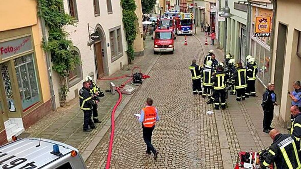 Feuerwehrleute beim Einsatz in der Kylischen Straße in Sangerhausen. Bei dem Brand waren sechs Menschen verletzt worden.