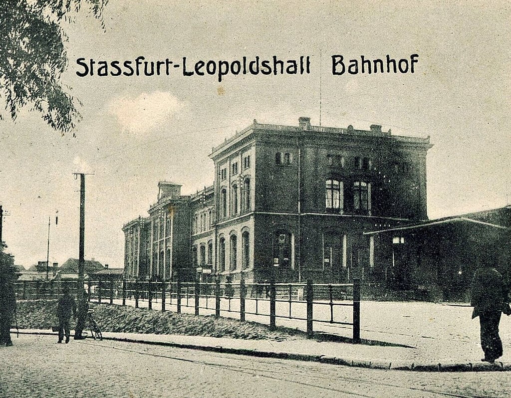 Dieses Foto zeigt den Bahnhof an der Grenze zwischen Staßfurt und Leopoldshall im Jahr 1910.