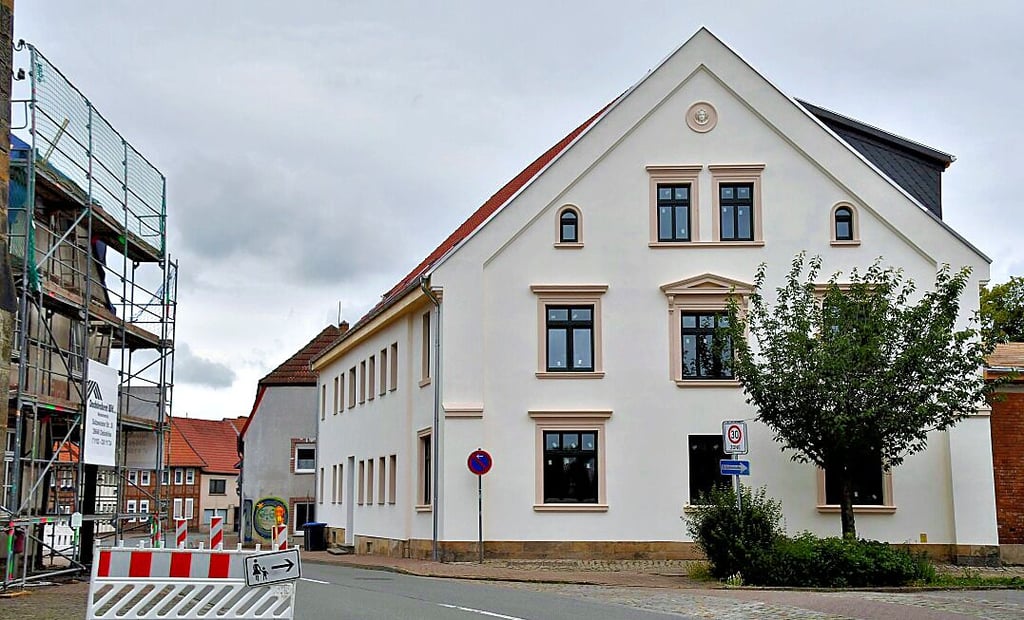 Vor wenigen Monaten noch eine Ruine, hat sich das Haus am Schildplatz nun wieder in ein imposantes Gebäude verwandelt.