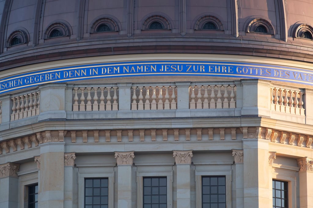 Ein Schriftzug ist an der Kuppel des Berliner Humboldt Forums zu sehen.