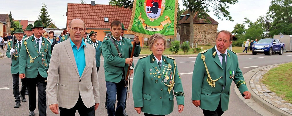 Zum Schweinitzer Dorf- und Schützenfest gehört der Umzug der Schützen durchs Dorf.