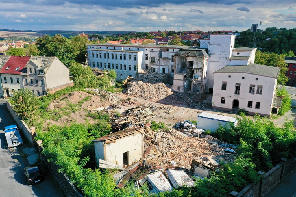 Archivbild - Abrissarbeiten am ehemaligen Bergbaukrankenhaus in Eisleben