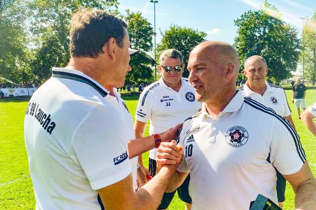 Nach sieben Jahren als Trainer des BSC 99 Laucha legt Ronny Starch (r.), hier mit Vereinspräsident Ralf Nohl, sein Amt nieder.