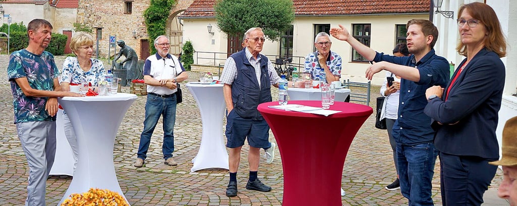 Auf der Schlossdomäne stellten sich der SPD-Generalsekretär Kevin Kühnert (2.v.r.) sowie SPD-Bundestagsabgeordnete Franziska Kersten (r.) den Fragen der Bürger.