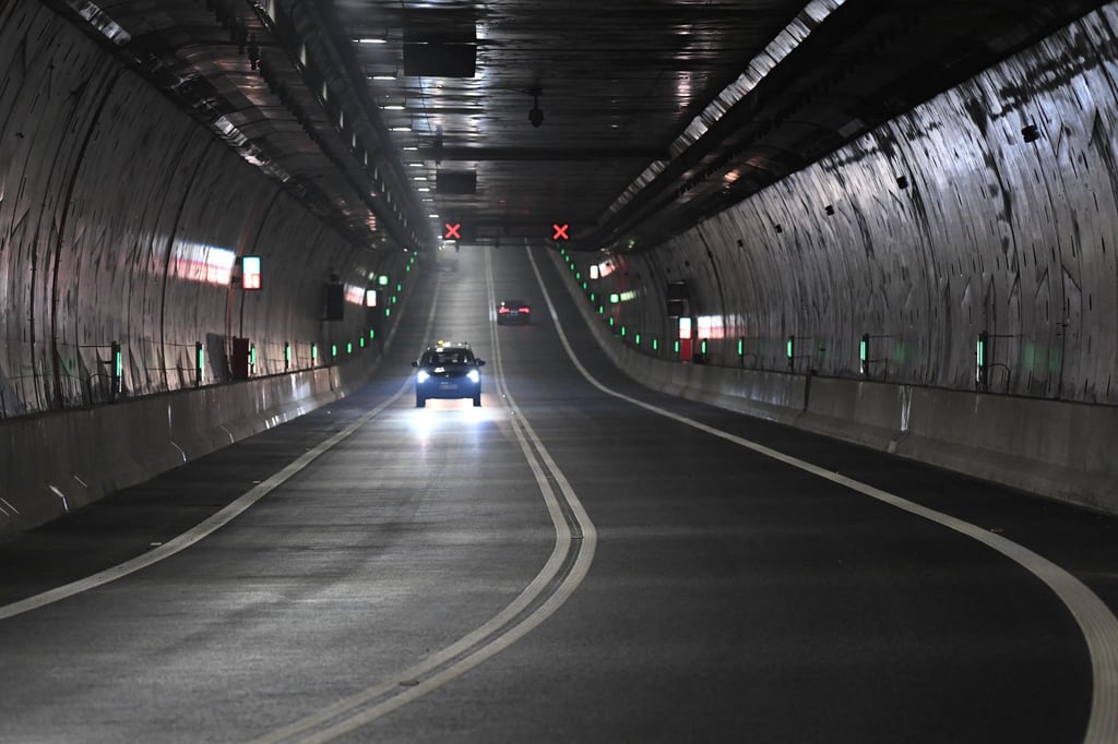 Blick in den Straßen-Tunnel unter der Swine (Świna) in Swinemünde (Świnoujście).