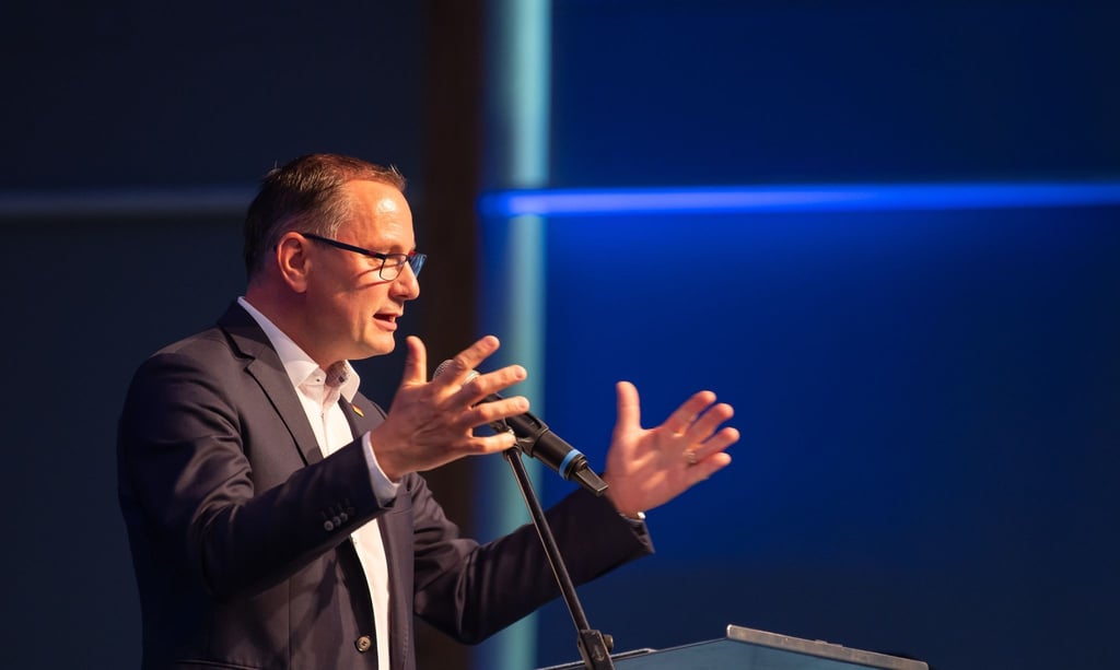 Tino Chrupalla, Vorsitzender der AfD-Bundestagsfraktion, spricht bei einer Veranstaltung.