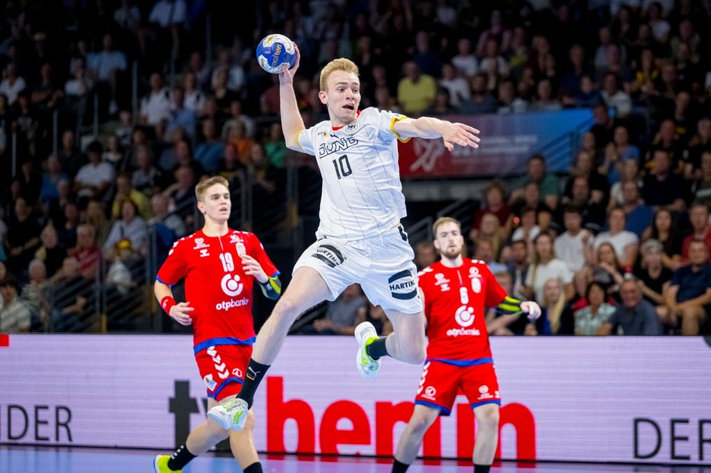 Die deutschen U-21-Handballer um Florian Kranzmann (M.) erreichten das WM-Finale.