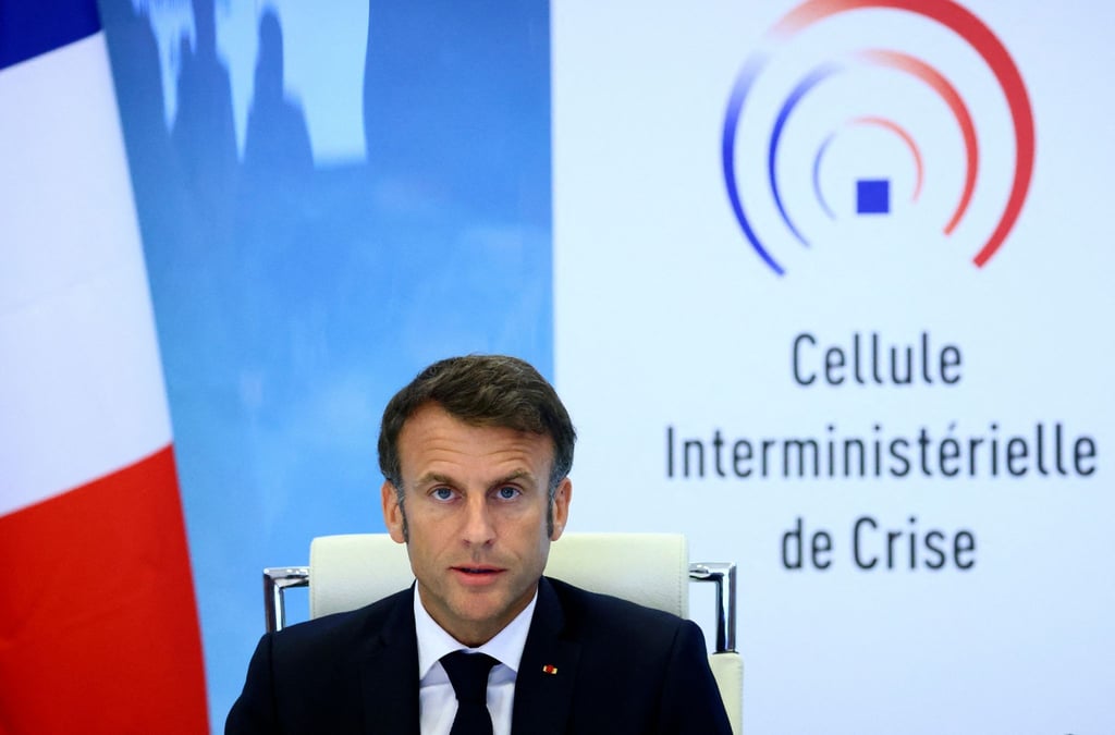 Emmanuel Macron, Präsident von Frankreich, spricht nach einer Dringlichkeitssitzung der Regierung im Innenministerium.