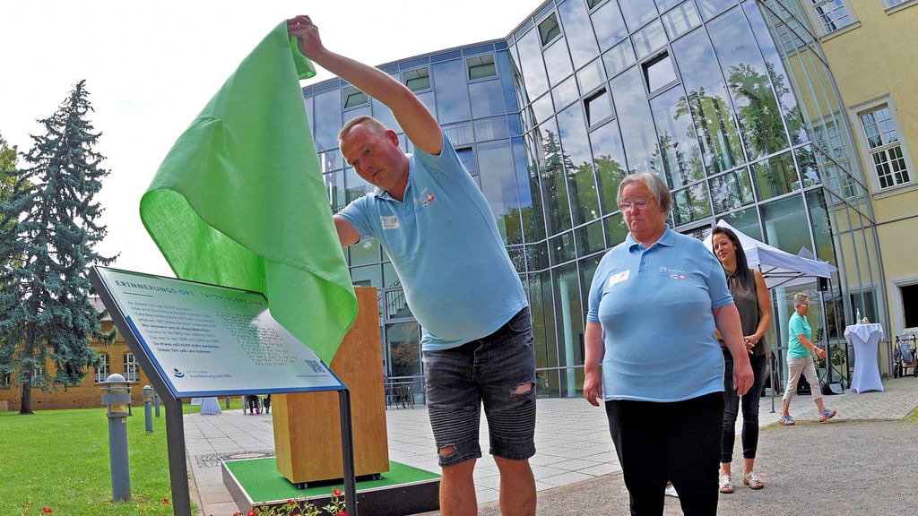 Die Schlossbewohner André Stamm und Iris Richter enthüllen die Gedenktafel.