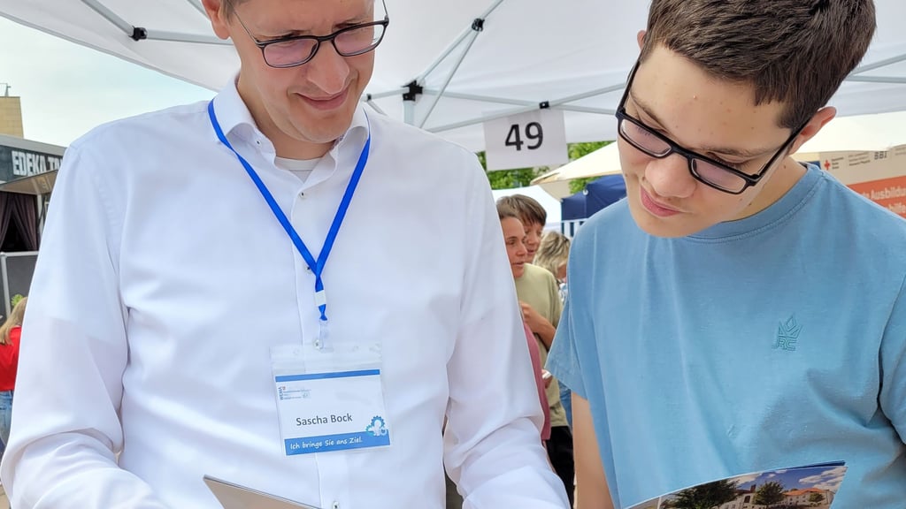 Sascha Bock, Leiter der Berufsbildenden Schulen I im Salzlandkreis, zeigt Luca Hensel aus Bernburg das vielfältige Angebot.