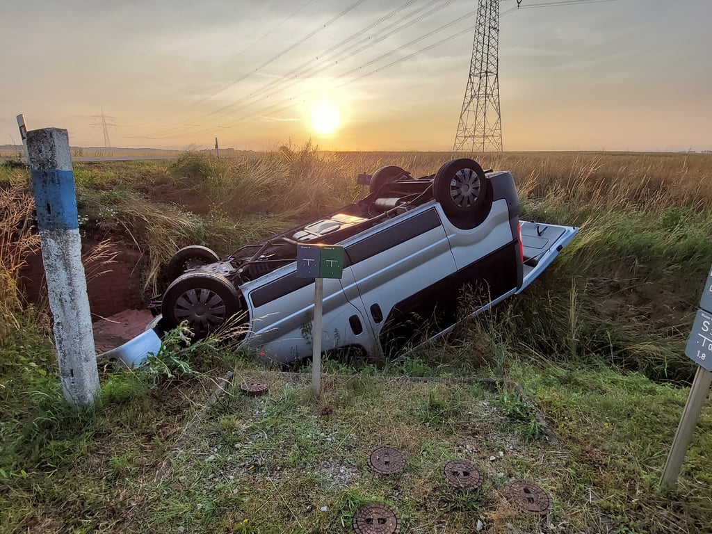 Auf der L 24 zwischen Oschersleben und Schermcke ist ein Transporter von der Straße abgekommen und in einen Graben gestürzt.