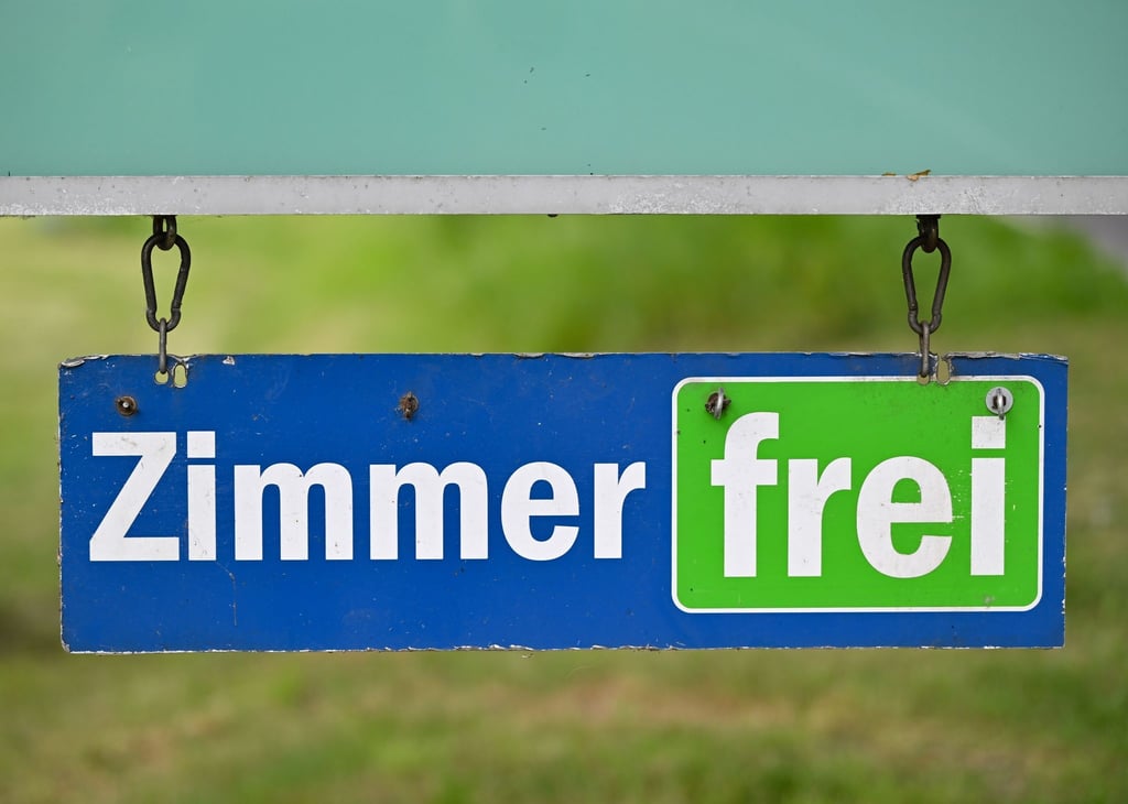 Ein Schild mit der Aufschrift „Zimmer frei“.