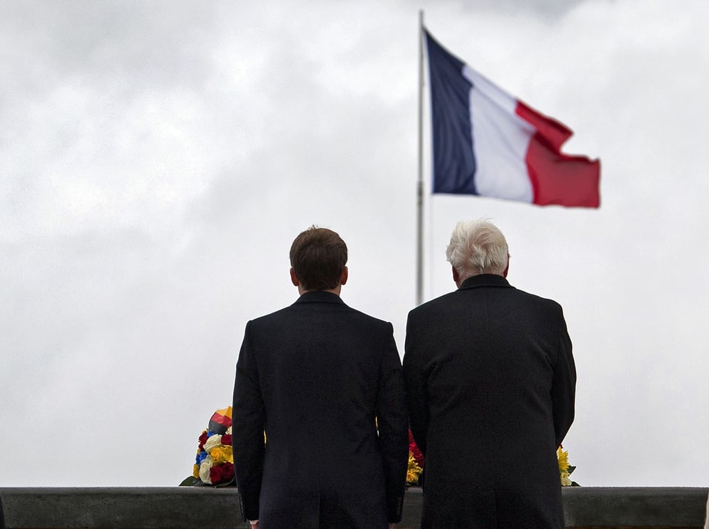 Bundespräsident Frank-Walter Steinmeier (r) und der französische Präsident Emmanuel Macron nehmen an der Gedenkstätte Hartmannsweilerkopf, die an die im Ersten Weltkrieg gefallenen Soldaten erinnert, an einer Gedenkzeremonie teil.