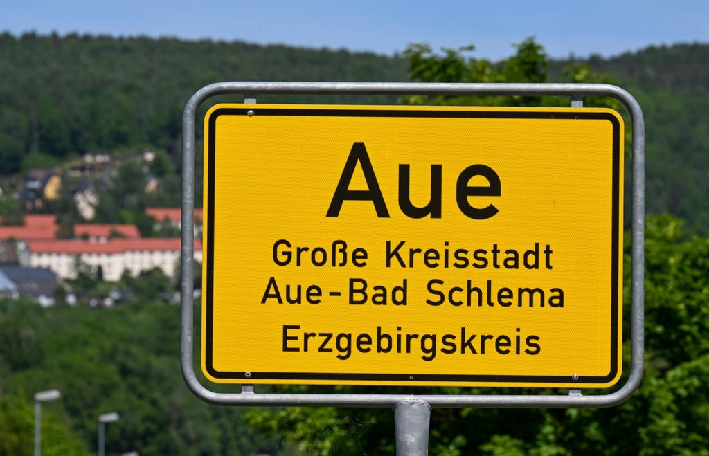 Blick auf das Ortsschild von Aue.