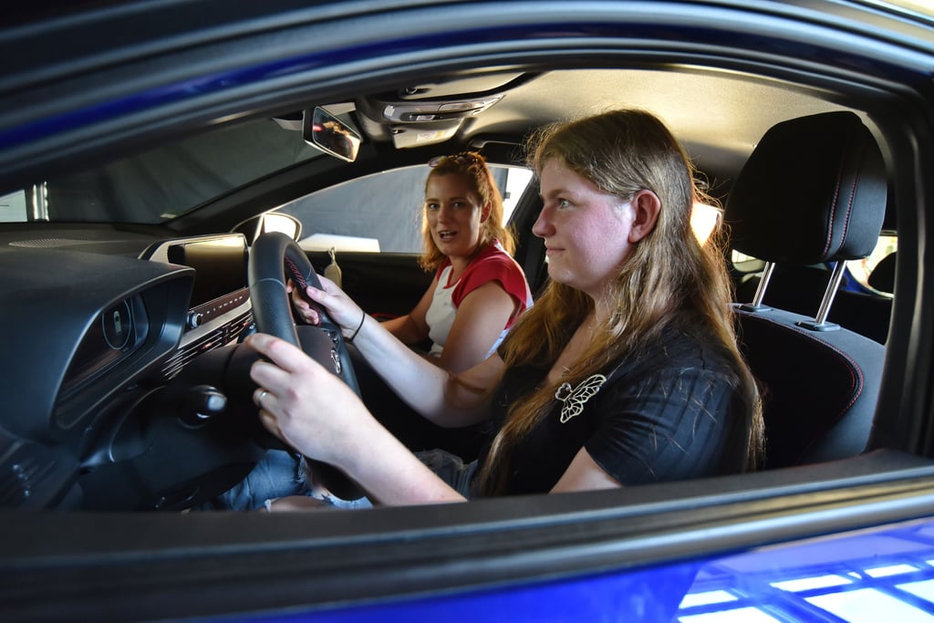 Schülerin Leonie Tarlatt (re.) testet den Promille-Simulator - im Beisein von Mitarbeiterin Isabell Helms.