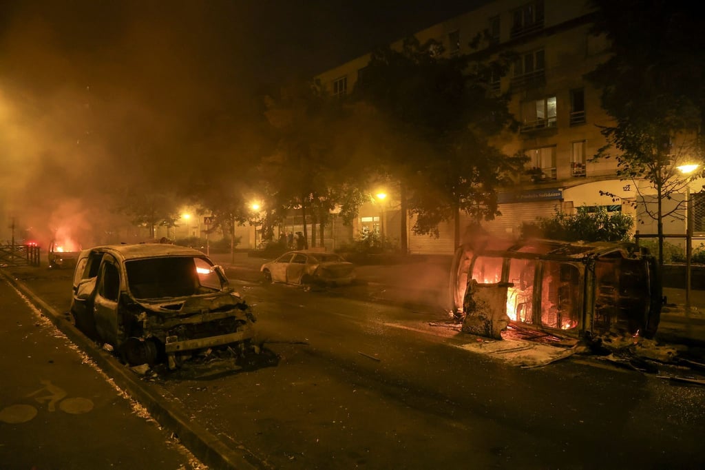 Autos brennen bei Ausschreitungen im Pariser Vorort Nanterre.