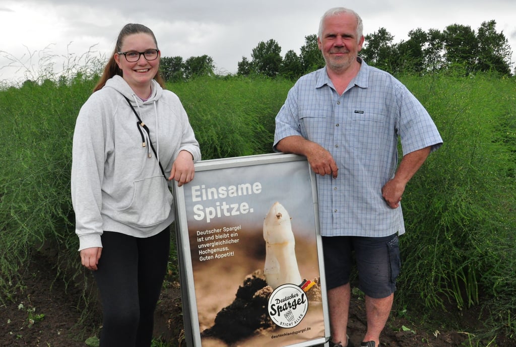 Thea und Thorsten Thiede auf einem Spargelfeld bei Bühne, auf dem das Kraut bereits voll im Saft steht.