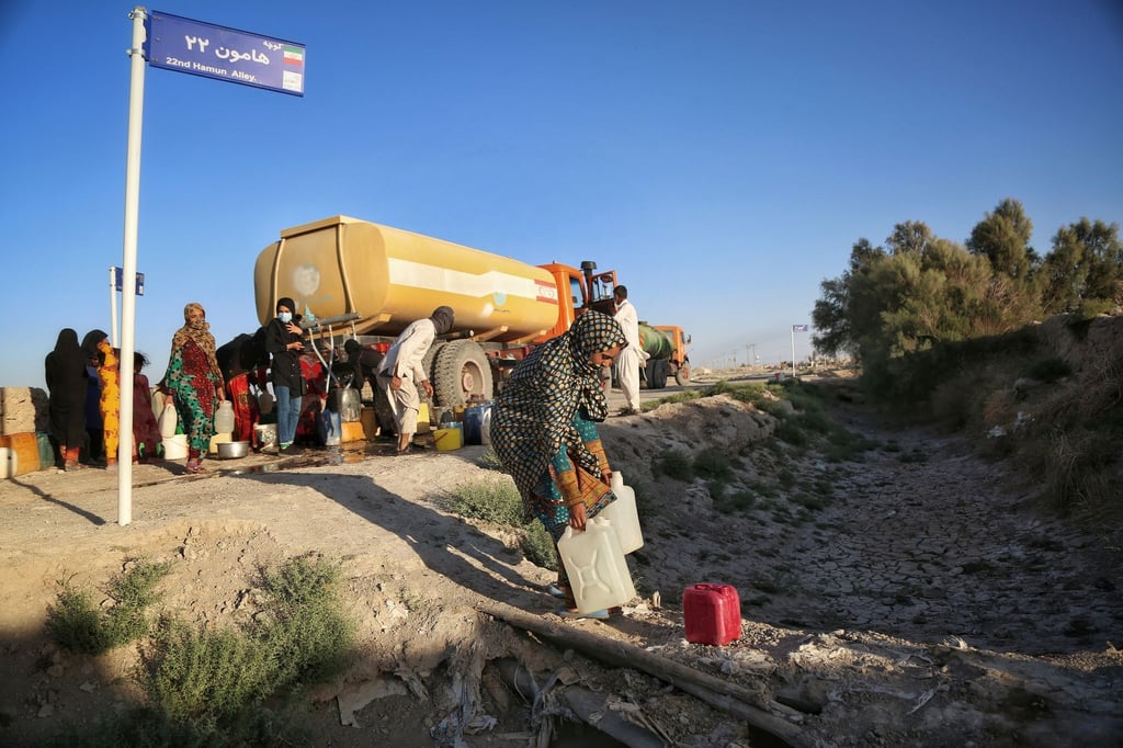 Bewohner holen nahe des ausgetrockneten Hamun-Sees in der iranischen Provinz Sistan und Belutschistan Wasser von einem Tankwagen.