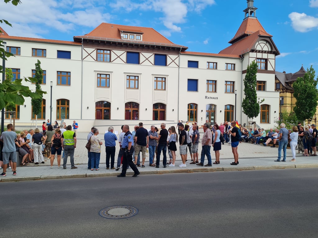 Demonstranten versammelten sich vor dem Rathaus in Bad Dürrenberg.