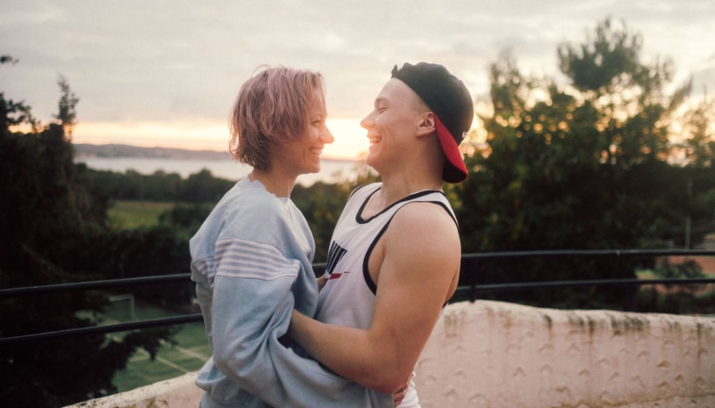 Bruno (Julius Nitschkoff ) und Toni (Lana Cooper) feiern Geburtstag in einer Szene des Films „Bulldog“.