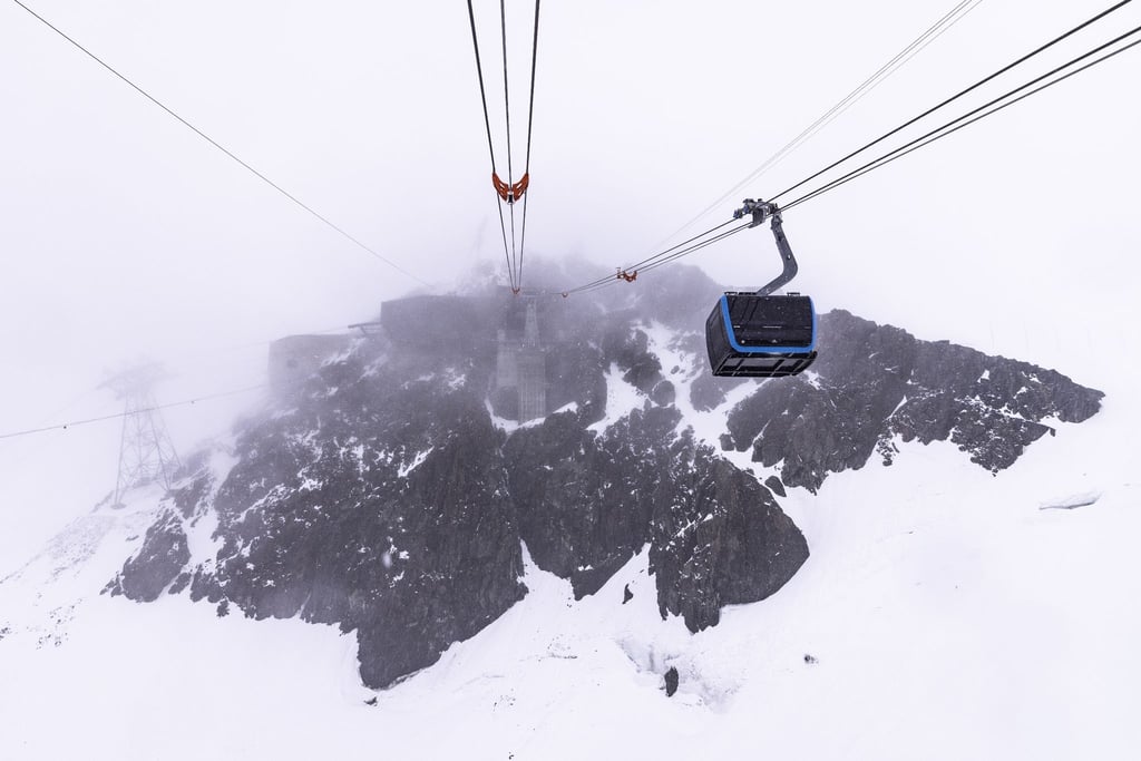 Blick aus einer neuen Gondel in Richtung Bergstation Klein Matterhorn vor der offiziellen Eröffnung der neuen Seilbahn „Matterhorn Glacier Ride II“.