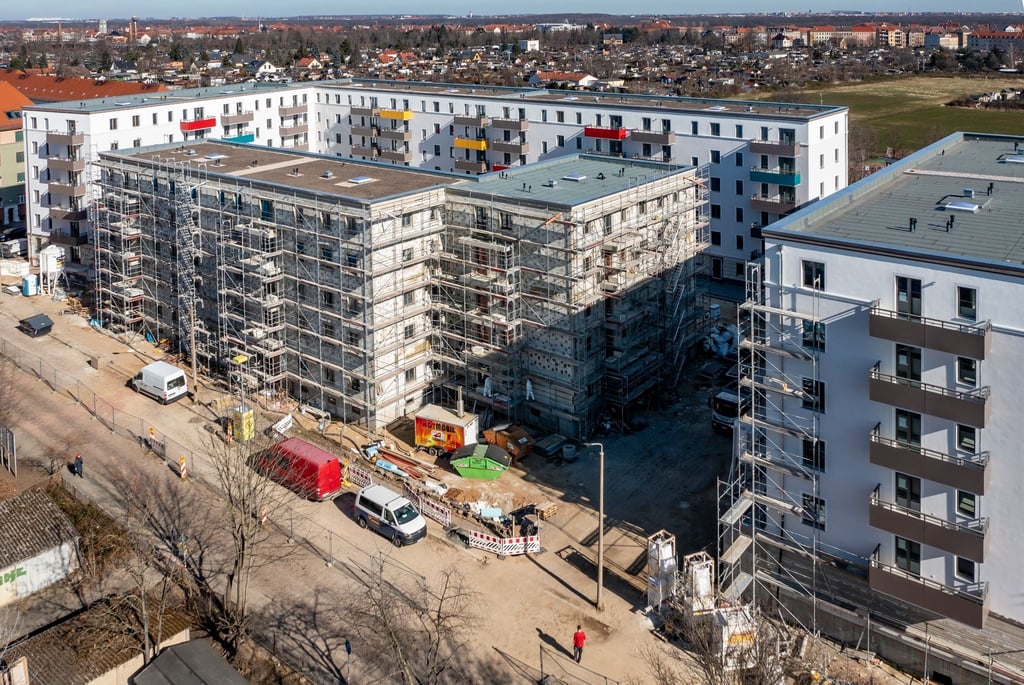 Nach dem teilweisen Rückbau der Gerüste sind die Neubauten der Leipziger Wohnungs- und Baugesellschaft (LWB) in der Saalfelder Straße erstmals richtig zu sehen.
