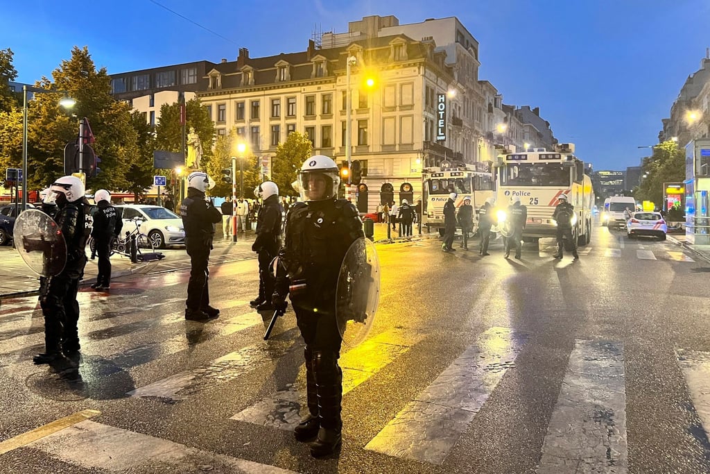Einsatzkräfte der Polizei patrouillieren im Zentrum von Brüssel.