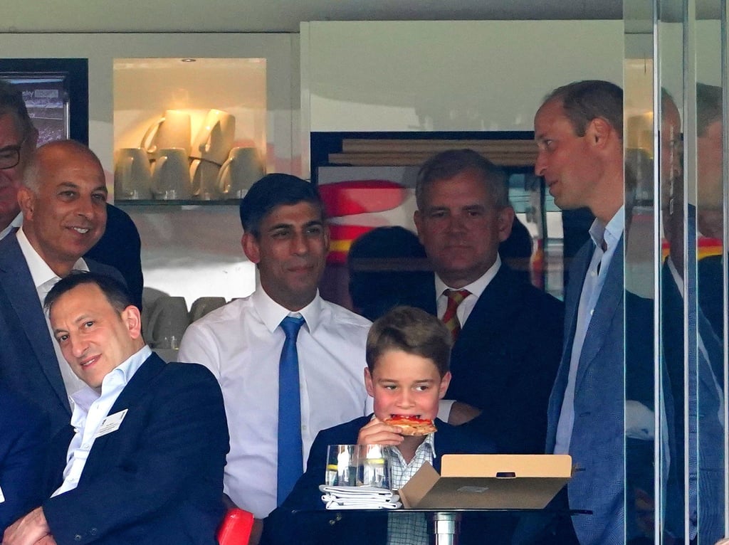 Premierminister Rishi Sunak (Mitte l), Prinz William (r), und sein Sohn Prinz George (vorne M) verfolgen das Cricket-Testspiel England gegen Australien.