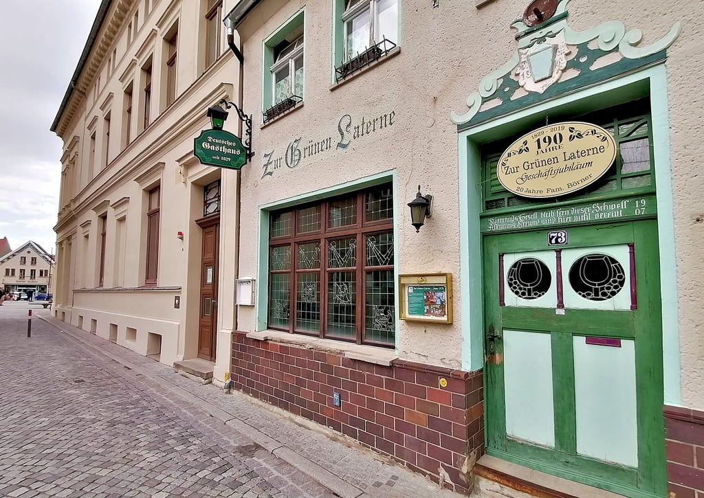 Die „Grüne Laterne“ in der Hallstraße 73 in Stendal befindet sich ganz in der Nähe des Marktplatzes. 2019 feierte die Gaststätte ihr 190-jähriges Bestehen, auch wenn sie nicht durchgehend als solche genutzt wurde.