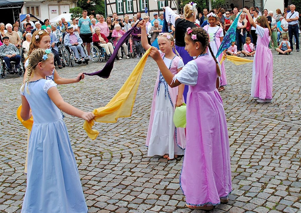 Zur Eröffnung des 20. Altmärkischen Heimatfestes traten die Tanzkinder des Bismarker Goldene-Laus-Vereins auf.