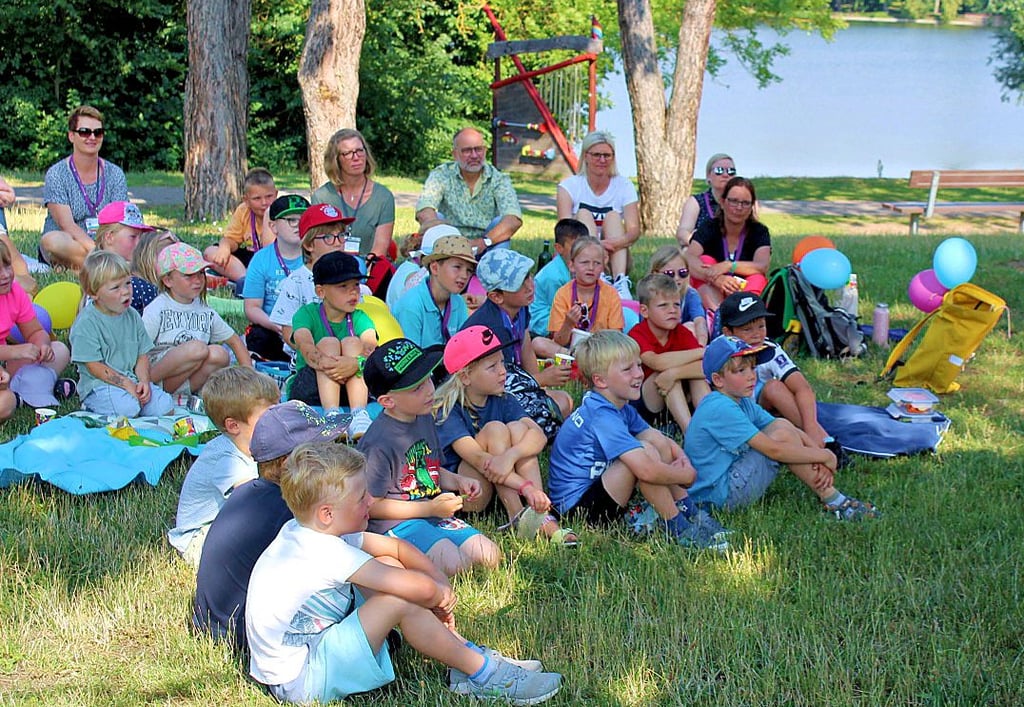 Vor der traumhaften Kulisse des Schloss-Sees in Flechtingen konnten die Kinder bei ihrem Wandertag ein Puppenspiel erleben.
