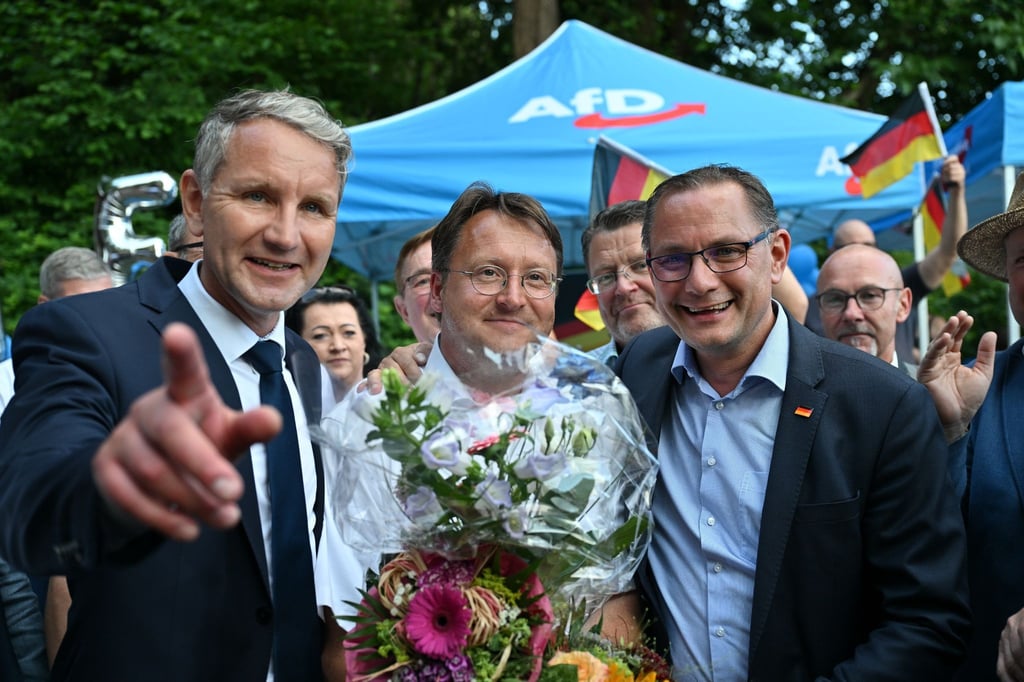 Björn Höcke (l), Vorsitzender der AfD Thüringen und Tino Chrupalla, AfD-Bundesvorsitzender (r) gratulieren dem Wahlsieger Robert Sesselmann (AfD).