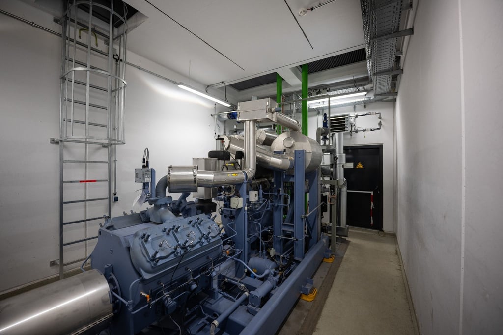 Eine eingebaute Wärmepumpe auf dem Gelände der Fernheizwerk Neukölln AG.