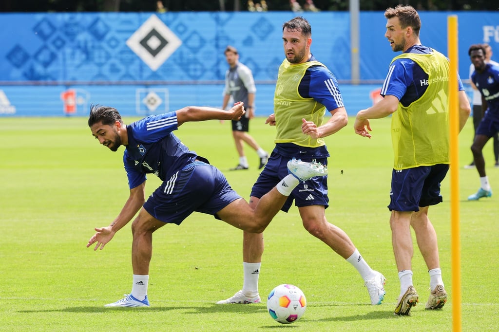 Immanuel Pherai (l-r), Levin Öztunali und Jonas Meffert in Aktion mit dem Ball.