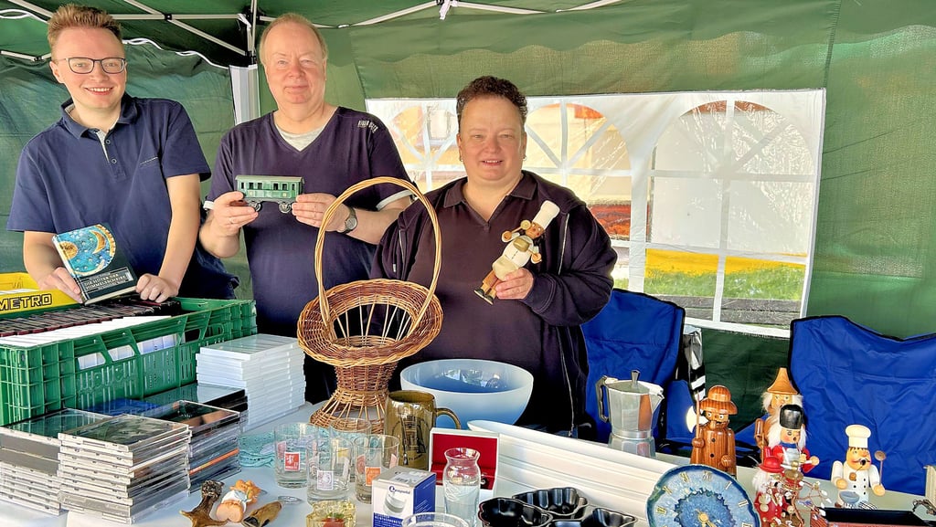Familie Schubert ist zum ersten Mal mit einem Trödelstand und ihren alten Schätzen beim Magdeburger Stadtteilfest. Jedoch organisieren sie seit Jahren als Mitglieder der IG Sudenburg das Event mit.
