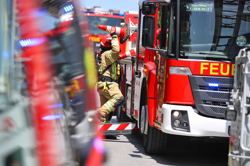 Tödlicher Unfall in Schönebeck: Eine Person ist nahe der Frohser Brücke von einem Zug erfasst worden. Feuerwehr, Rettungsdienst und ein Notarzt sind im Einsatz.
