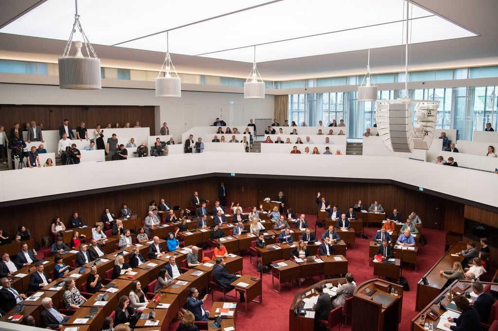Die Abgeordneten der Bremischen Bürgerschaft nehmen an der konstituierende Sitzung teil.