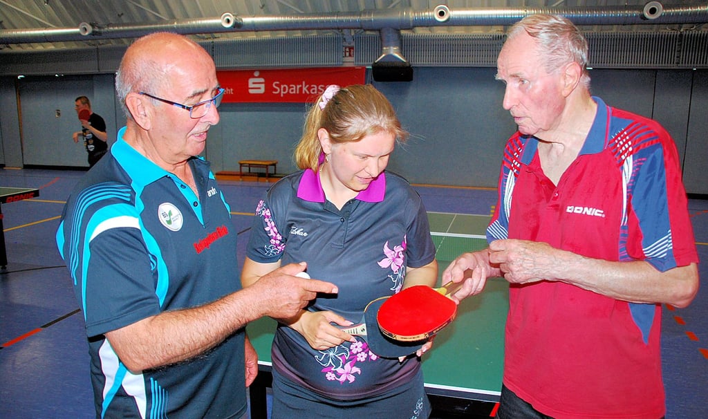 Klaus-Peter (links) und Stefanie Rennau im Gespräch mit dem ältesten Mitglied der Tischtennisspieler, Peter Hollmich aus Dessau.
