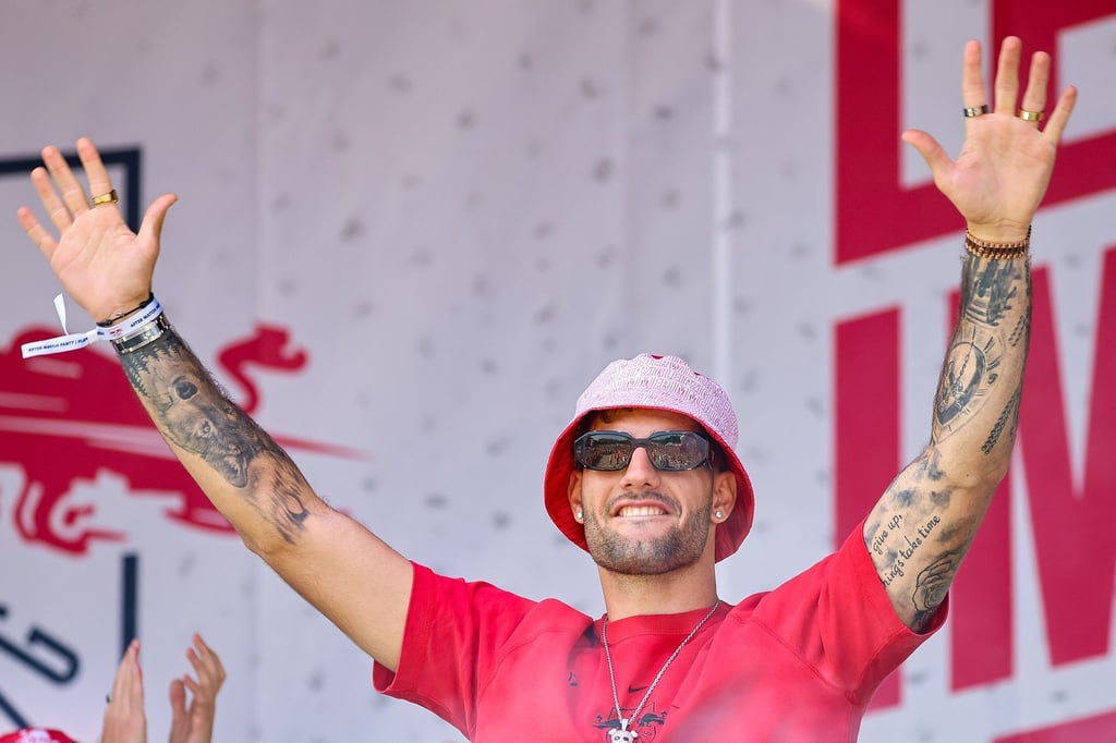 Leipzigs Spieler Dominik Szoboszlai kommt zur Siegesfeier auf die Festwiese vor dem Stadion.