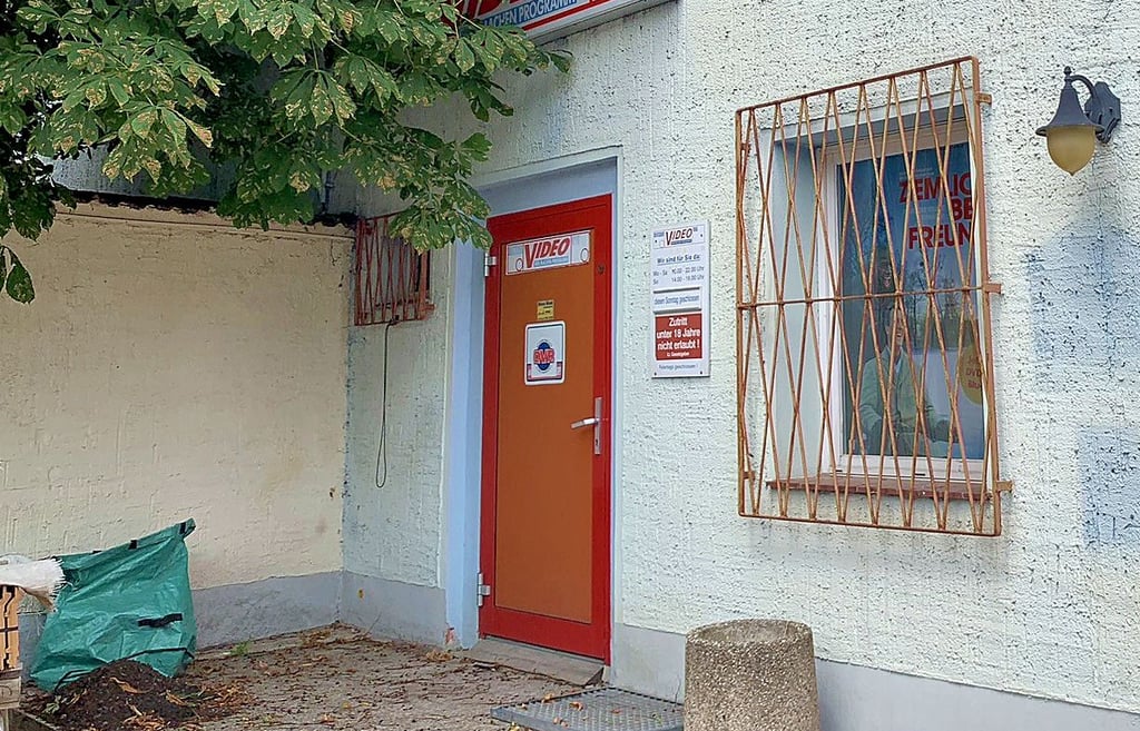 In einer Wohnung nahe der vor Jahren geschlossenen Videothek in der August-Bebel-Straße in Köthen sollen Drogen gehandelt worden sein.