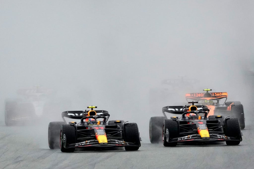 Sergio Perez (M) und Max Verstappen (r) auf der Rennstrecke in Spielberg.