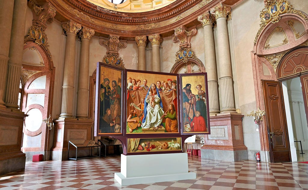Der Marienaltar aus dem Naumburger Dom im Kaiserlichen Marmorsaal des Stifts Klosterneuburg bei Wien.