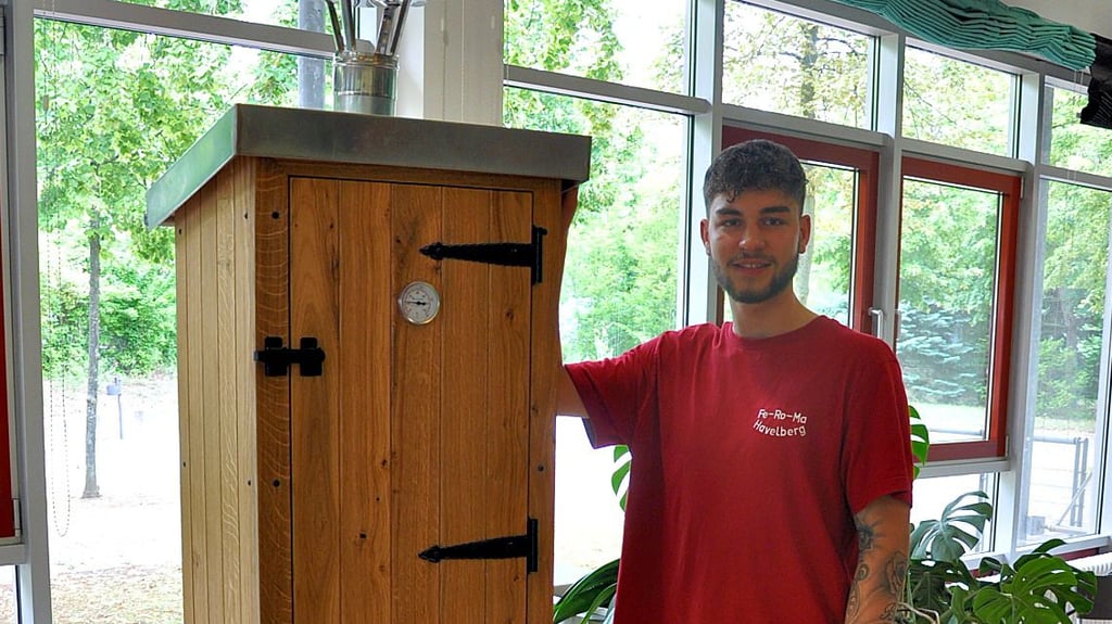 Der 19-jährige Jakob Müller präsentierte im Berufsbildungswerk Stendal einen Räucherschrank als Gesellenstück.