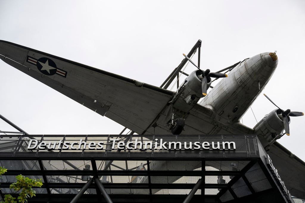 Auf dem Dach vom Deutschen Technikmuseum hängt eine Douglas C-47 Skytrain.