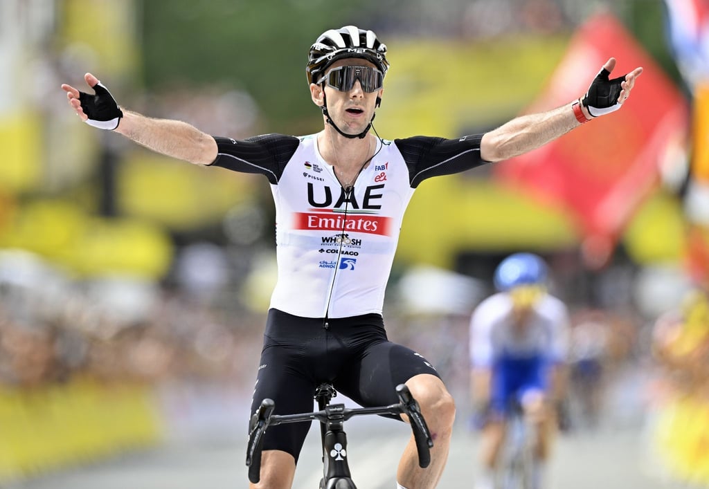 Der Brite Adam Yates gewann den ersten Tagesabschnitt der 110. Tour de France vor seinem Zwillingsbruder.
