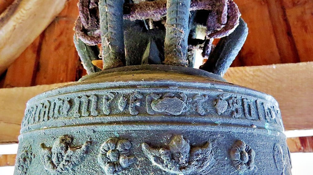 Diese Bronzeglocke hängt in der Kirche Klein Grabenstedt und wurde im Jahr 1604 gegossen.