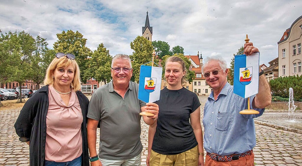 Ortschaftsräte Sylvia Gernoth, Jörn von der Heydt und Klemens Koschig planen und organisieren mit Kulturamtsleiterin Nadine Willing-Stritzke (2.v.r) das Schifferfest.