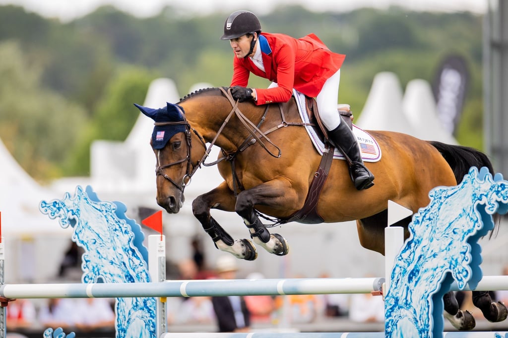 McLain Ward aus den USA reitet auf seinem Pferd durch den Parcours.